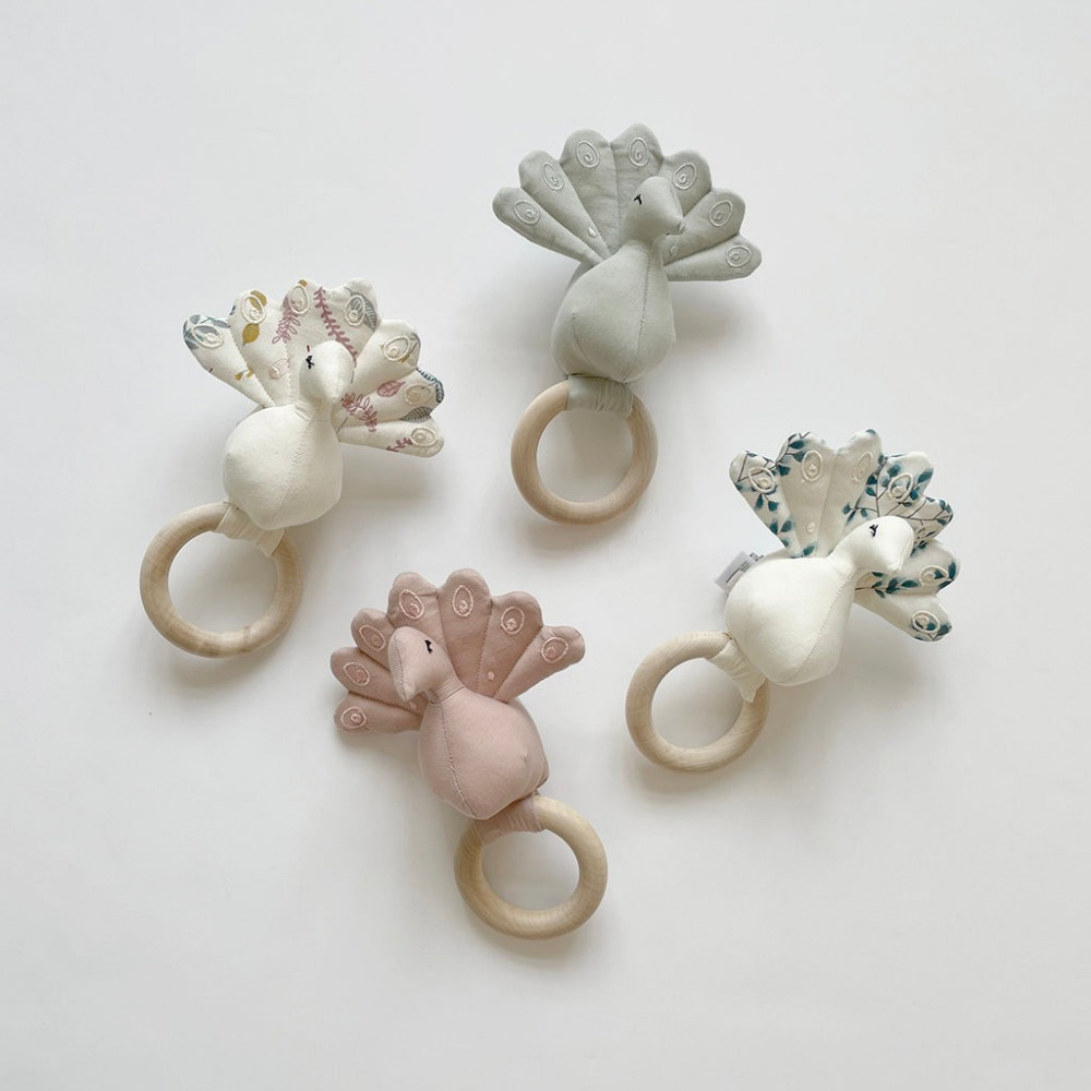 Cam Cam Rassel, Pfau, mit Holzring aus Ahorn - Dusty Green Cam Cam Rassel, Pfau, mit Holzring aus Ahorn - Dusty Green